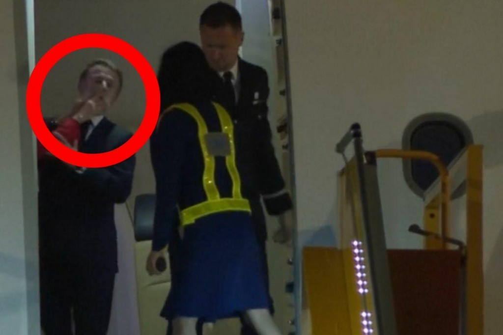 Emmanuel Macron sa poh&aacute;dal s manželkou. FOTO: Reprofoto/Youtube