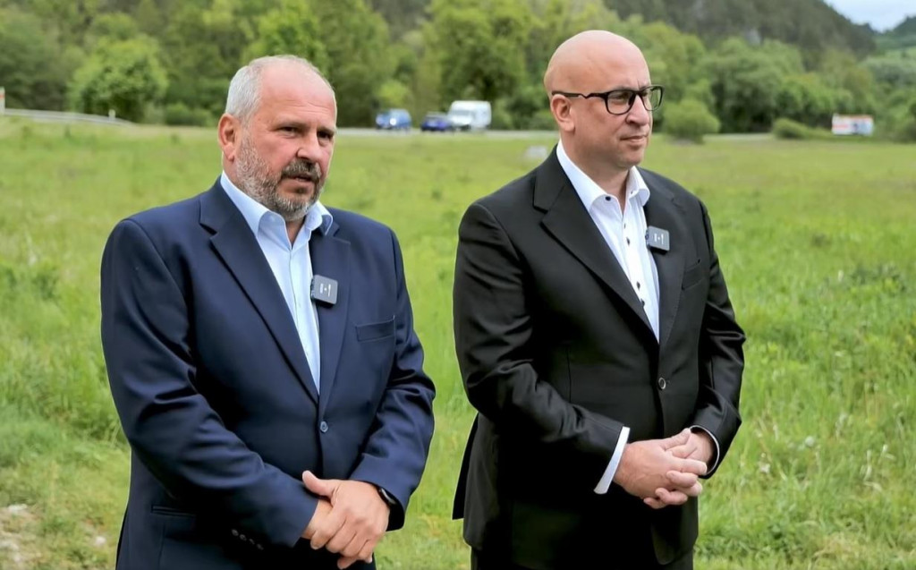Minister dopravy Jozef Ráž a štátny tajomník Igor Choma na sociálnej sieti ohlásili, ako je na tom tender na žilinský privádzač. FOTO: FB ministerstva dopravy