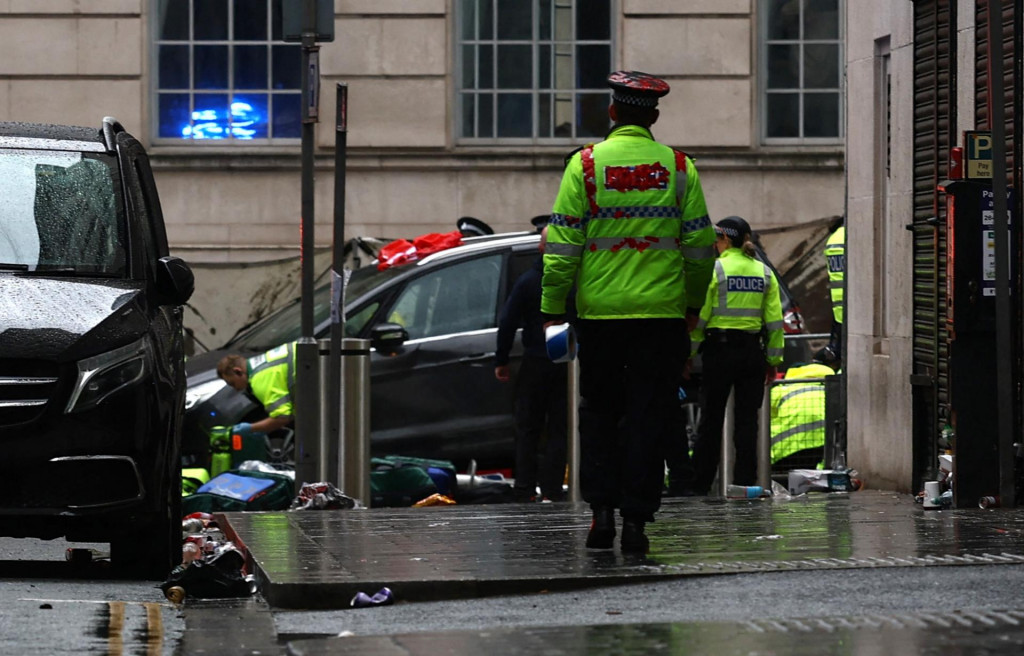 Záchranné zložky na mieste nehody po tom, ako počas Víťazného sprievodu zrazilo auto viacero ľudí. FOTO: Reuters