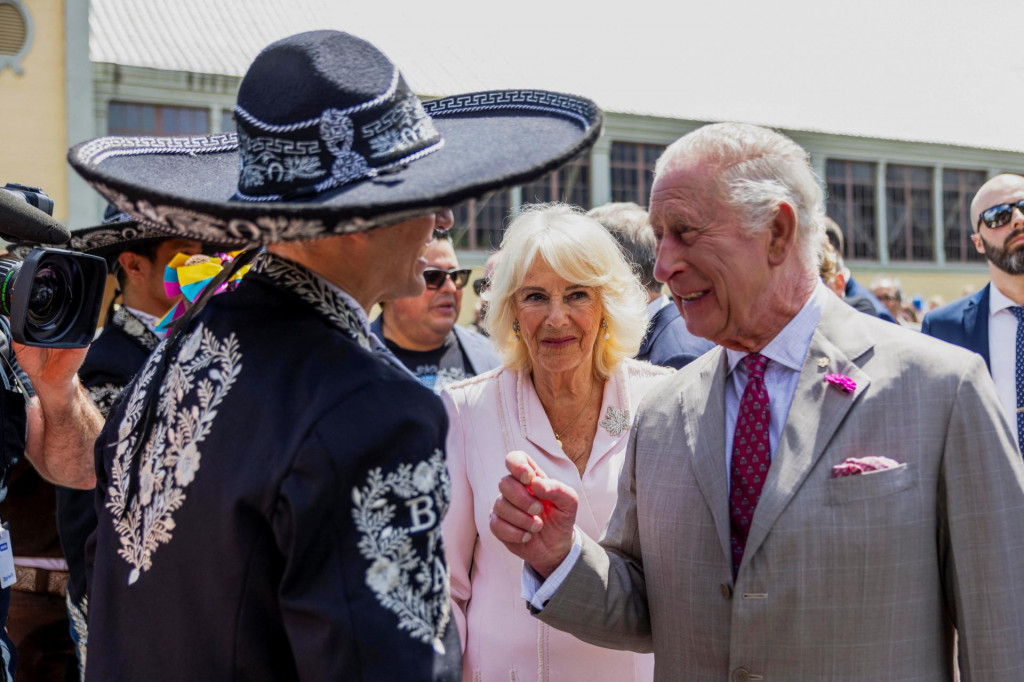 Britský kráľ Karol III. a kráľovná Camilla sa stretávajú s členmi komunity v Lansdowne Parku v Ottawe. FOTO: Reuters