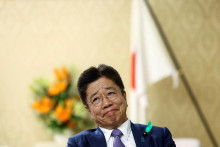 Japonský minister financií Katsunobu Kato sa snaží novinárom vyjasniť, prečo krajina prišla o postavenie najväčšieho veriteľa sveta. FOTO: REUTERS