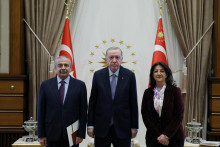 Turecký prezident Erdogan sa 10. apríla 2025 stretol so zástupcami najväčšej prokurdskej strany DEM, s ktorými rokoval o splnení požiadaviek Kurdov. FOTO: Reuters