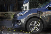 Na snímke nabíjanie elektromobilu na ulici v Londýne 18. novembra 2020.  FOTO TASR/AP

