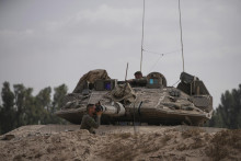 Izraelský vojak pracuje na tanku. FOTO: TASR/AP