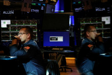 Investori tento týždeň budú sledovať ekonomické údaje a stredajšie zverejnenie zápisnice z posledného zasadnutia menového výboru centrálnej banky USA. FOTO: REUTERS