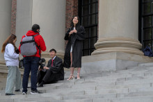 Harvard College graduates gather to take photos on the campus of Harvard University in Cambridge, Massachusetts, U.S., May 23, 2025. REUTERS/Faith Ninivaggi FOTO: Faith Ninivaggi