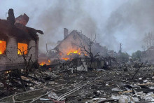 Zničené domy po dronovom útoku ruskej armády v Kyjevskej oblasti. FOTO: TASR/AP