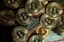 Bitcoin je najznámejšou digitálnou menou. Jeho cena minulý týždeň prvýkrát prekročila hranicu 110-tisíc dolárov. FOTO: REUTERS