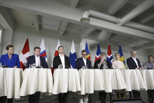 Dánska premiérka Mette Frederiksenová, premiér Faerských ostrovov Aksel Vilhelmson Johannesen, grónsky premiér Jens-Frederik Nielsen, fínsky premiér Petteri Orpo, premiérka Alandských ostrov Katrin Sjögrenová, islandská premiérka Kristrún Frostadóttir, Jonas Gahr Störe a švédsky premiér Ulf Kristersson (vpredu) počas tlačovej konferencie v rámci Severského samitu vo fínskom meste Turku. FOTO: TASR/AP