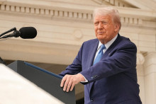 Trumpove clá vytvárajú neistotu, v ktorej firmy odkladajú investície. FOTO: Reuters