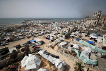 Palestínčania vysídlení izraelskou vojenskou ofenzívou sa ukrývajú v stanoch neďaleko prístavu v Gaze. FOTO: Reuters