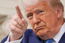 Americký prezident Donald Trump rozohral so svetom divnú hru na vyháňača diabla, ale aj jeho krajina čelí blížiacej sa dlhovej špirále smrti. FOTO: REUTERS