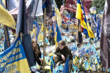 Každodenný život v ukrajinskom hlavnom meste Kyjeve. Na snímke pietne miesto pri námestí Majdan a hlavnej triede Chreščatyk. FOTO: Mafra/Petr Topič