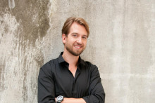SAMUEL TOMEČEK, spevák.