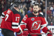 Tomáš Tatar (vpravo) sa po dlhých 16 rokoch sťahuje zo zámoria na starý kontinent. Naposledy pôsobil náš legionár vo farbách tímu New Jersey Devils. FOTO: TASR/M. Baumann