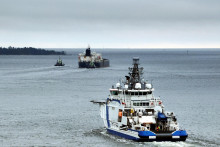 V Baltskom mori Fíni zadržali ruský tanker Eagle S (vľavo). FOTO: Reuters