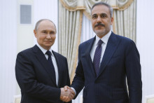 Ruský prezident Vladimir Putin (vľavo) a turecký minister zahraničných vecí Hakan Fidan. FOTO: TASR/AP