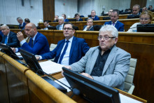 Poslanci Národnej rady za SMER-SD zľava Ján Kvorka, Jozef Ježík a Daniel Karas počas 35. schôdze Národnej rady. FOTO: TASR/Jaroslav Novák
