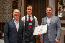 WinePlanet Trophée Junior – Majstrovstvá somelierov Slovenska v kategórii Junior, zľava, Miroslav Jajcay, prezident Asociácie somelierov Slovenskej republiky, víťaz Radovan Komorovský a Tomáš Dilong, výrobný riaditeľ VIAJUR.
FOTO: Kaštieľ Pálffy/N. Paučinová
