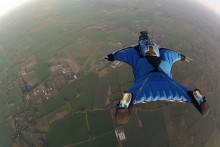 Parašutista počas wingsuitingu