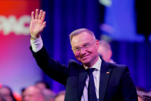 Poľský prezident Andrzej Duda máva na Konferencii konzervatívnej politickej akcie, korá sa konala minulý rok. FOTO: Reuters