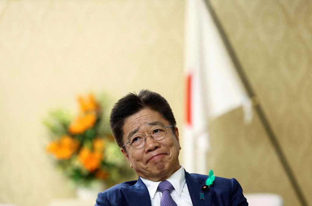 Japonský minister financií Katsunobu Kato sa snaží novinárom vyjasniť, prečo krajina prišla o postavenie najväčšieho veriteľa sveta. FOTO: REUTERS
