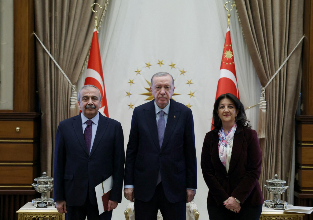 Turecký prezident Erdogan sa 10. apríla 2025 stretol so zástupcami najväčšej prokurdskej strany DEM, s ktorými rokoval o splnení požiadaviek Kurdov. FOTO: Reuters