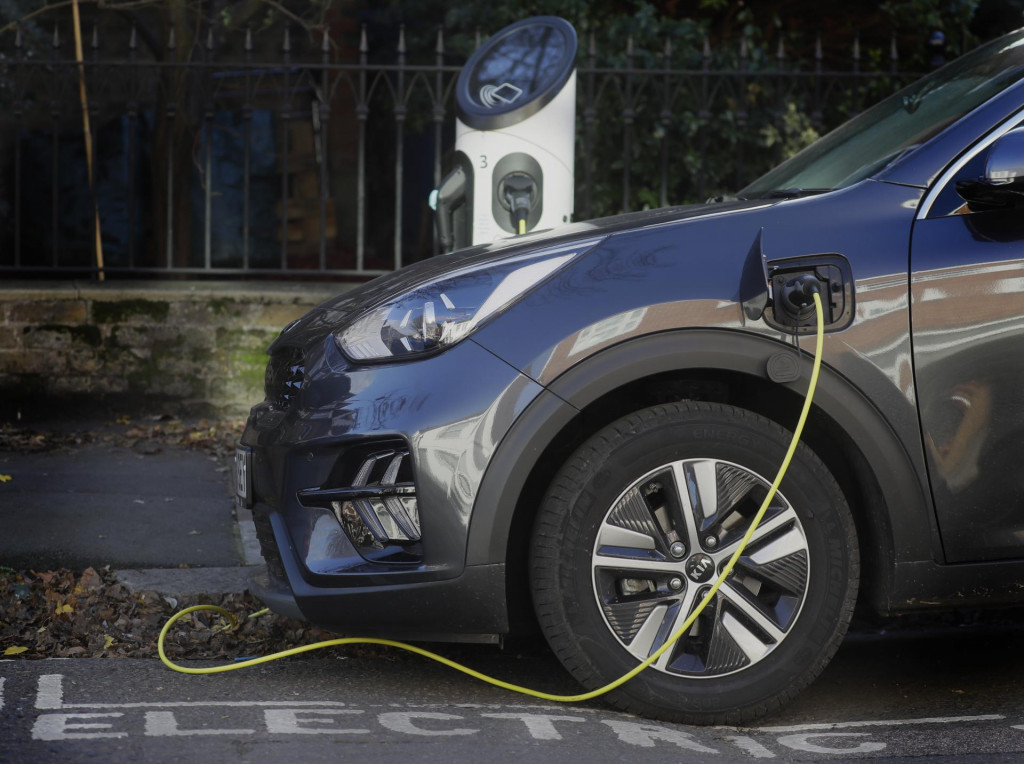 Na snímke nabíjanie elektromobilu na ulici v Londýne 18. novembra 2020.  FOTO TASR/AP
