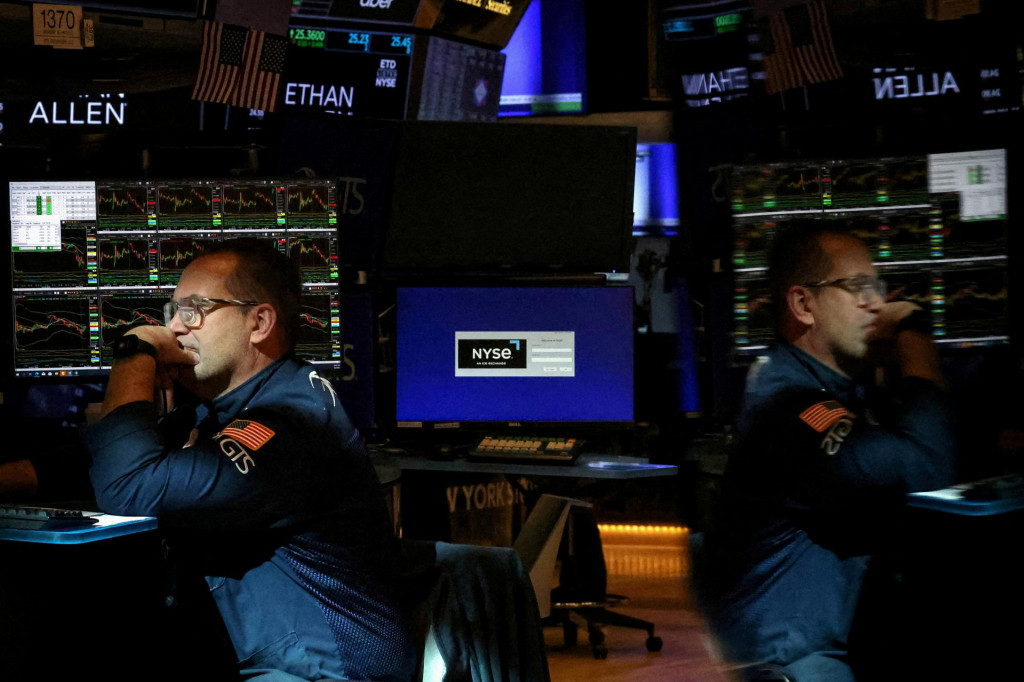 Investori tento týždeň budú sledovať ekonomické údaje a stredajšie zverejnenie zápisnice z posledného zasadnutia menového výboru centrálnej banky USA. FOTO: REUTERS