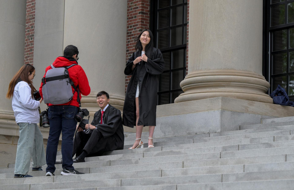 Harvard College graduates gather to take photos on the campus of Harvard University in Cambridge, Massachusetts, U.S., May 23, 2025. REUTERS/Faith Ninivaggi FOTO: Faith Ninivaggi