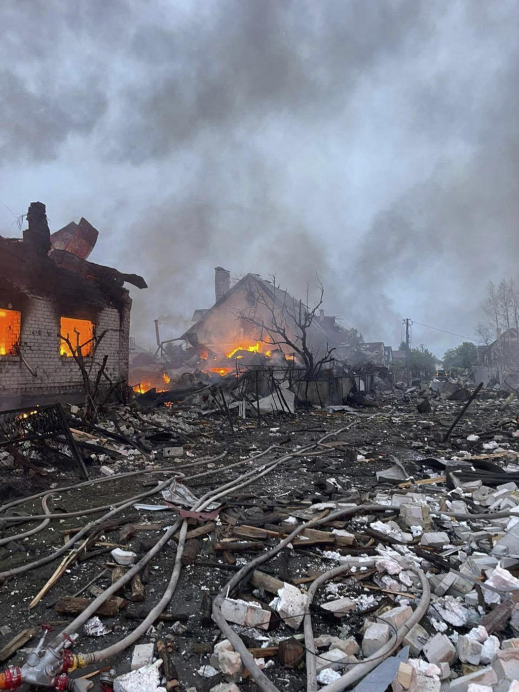 Zničené domy po dronovom útoku ruskej armády v Kyjevskej oblasti. FOTO: TASR/AP