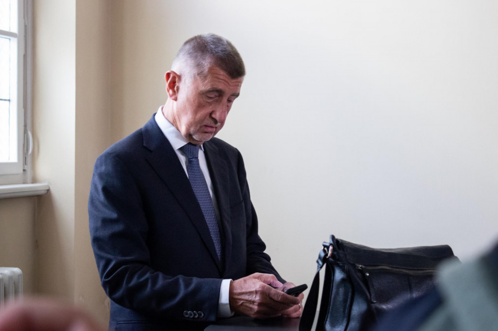 Český expremiér a predseda hnutia ANO Andrej Babiš si prezerá svoj mobilný telefón pred začiatkom pojednávania v kauze Čapí hnízdo na Vrchnom súde v Prahe. FOTO: TASR/Barbora Vizváryová