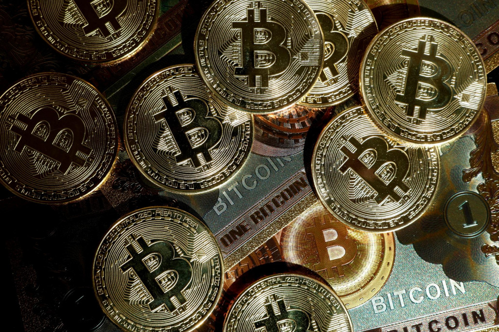 Bitcoin je najznámejšou digitálnou menou. Jeho cena minulý týždeň prvýkrát prekročila hranicu 110-tisíc dolárov. FOTO: REUTERS