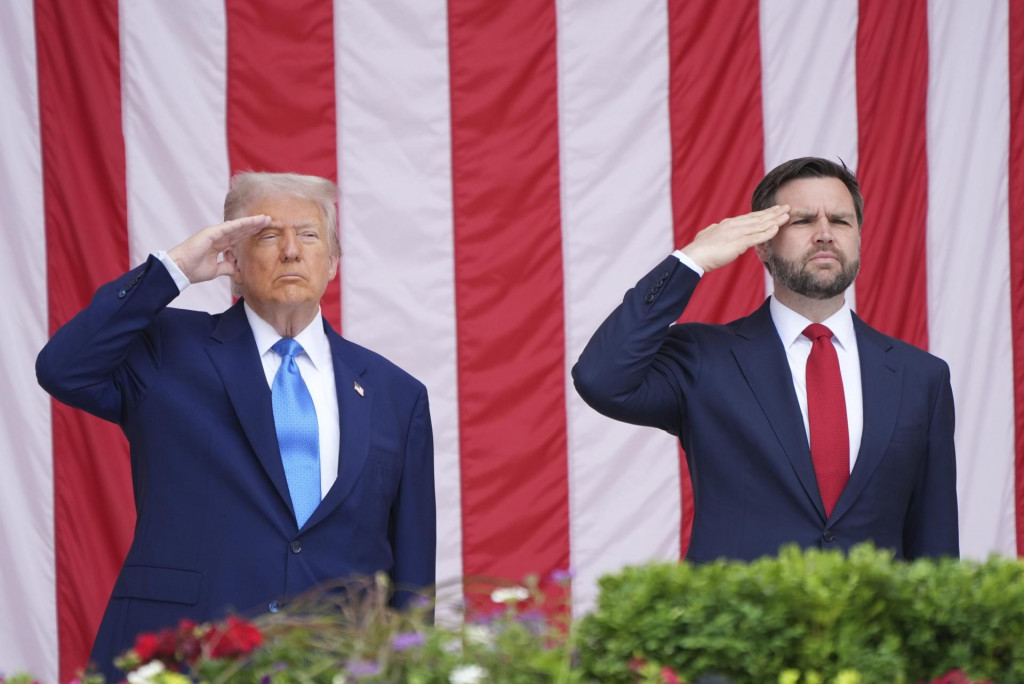 Americký prezident Donalt Trump a americký viceprezident J.D. Vance salutujú počas Dňa pamiatky padlých vojakov na Arlingtonskom národnom cintoríne v Arlingtone. FOTO: TASR/AP