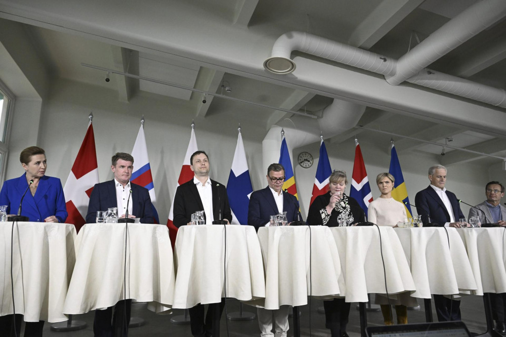Dánska premiérka Mette Frederiksenová, premiér Faerských ostrovov Aksel Vilhelmson Johannesen, grónsky premiér Jens-Frederik Nielsen, fínsky premiér Petteri Orpo, premiérka Alandských ostrov Katrin Sjögrenová, islandská premiérka Kristrún Frostadóttir, Jonas Gahr Störe a švédsky premiér Ulf Kristersson (vpredu) počas tlačovej konferencie v rámci Severského samitu vo fínskom meste Turku. FOTO: TASR/AP
