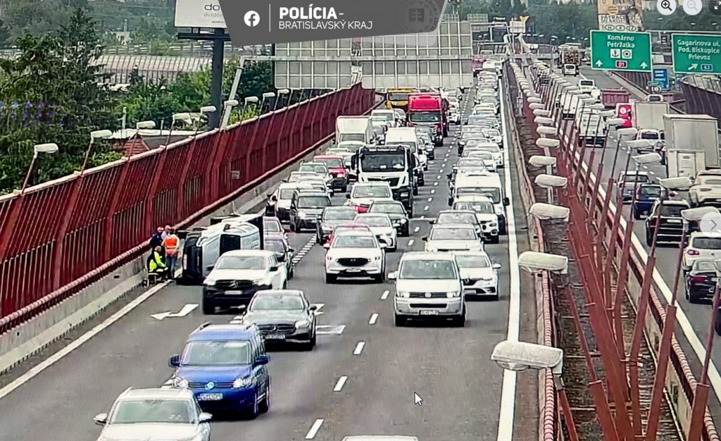 Na diaľnici D1 v smere na Senec v odbočovacom pruhu na Galvaniho ulicu sa stala nehoda. FOTO: Facebook polície/Bratislavský kraj