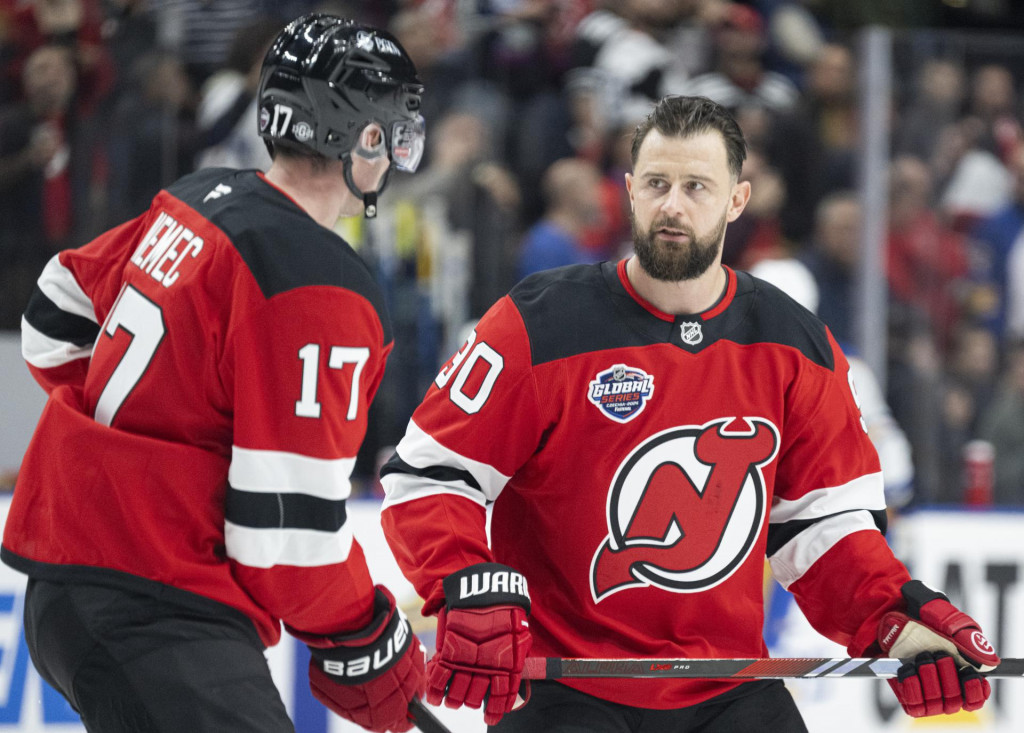 Tomáš Tatar (vpravo) sa po dlhých 16 rokoch sťahuje zo zámoria na starý kontinent. Naposledy pôsobil náš legionár vo farbách tímu New Jersey Devils. FOTO: TASR/M. Baumann
