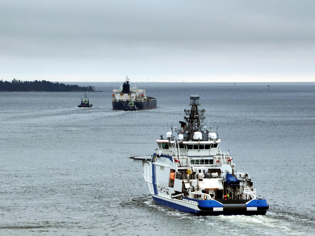 V Baltskom mori Fíni zadržali ruský tanker Eagle S (vľavo). FOTO: Reuters
