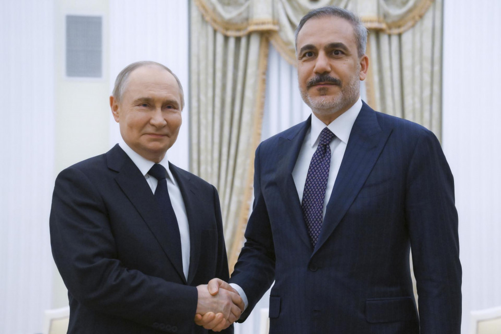 Ruský prezident Vladimir Putin (vľavo) a turecký minister zahraničných vecí Hakan Fidan. FOTO: TASR/AP