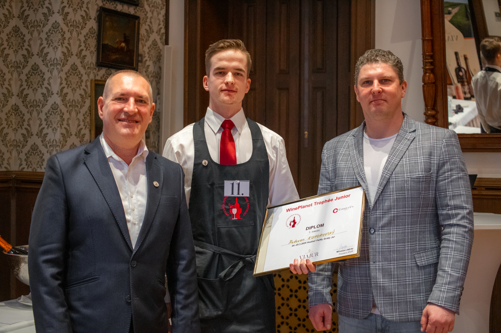 WinePlanet Trophée Junior – Majstrovstvá somelierov Slovenska v kategórii Junior, zľava, Miroslav Jajcay, prezident Asociácie somelierov Slovenskej republiky, víťaz Radovan Komorovský a Tomáš Dilong, výrobný riaditeľ VIAJUR.
FOTO: Kaštieľ Pálffy/N. Paučinová