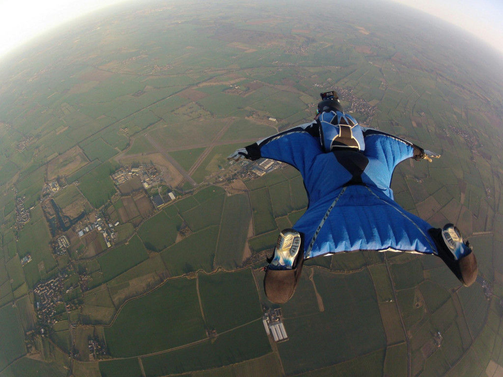 Parašutista počas wingsuitingu