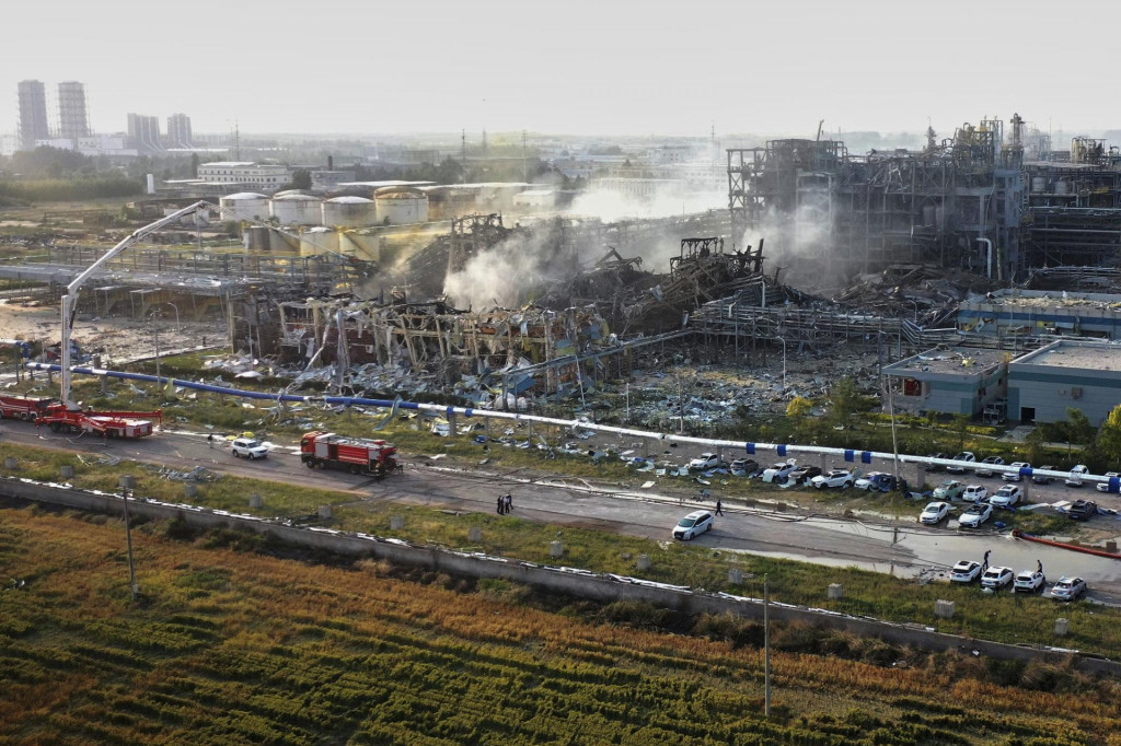 Na snímke hasiči zasahujú na mieste výbuchu v chemickom závode vo východočínskej provincii Šan-tugn v utorok 27. mája 2025. FOTO: TASR/AP