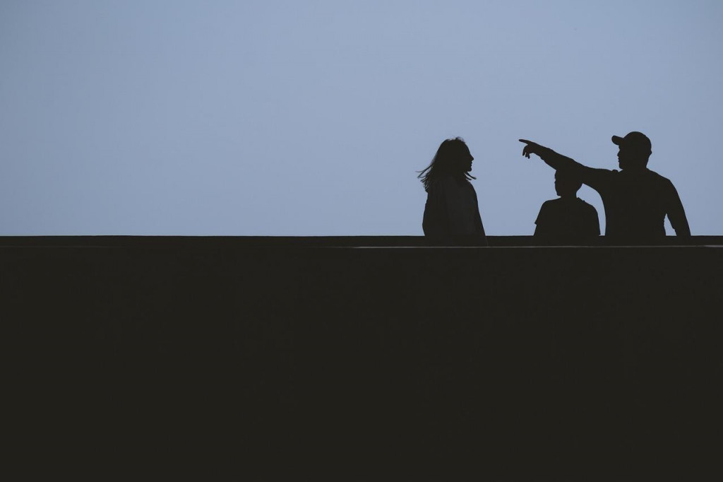 Siluety troch ľudí. FOTO: Pixabay