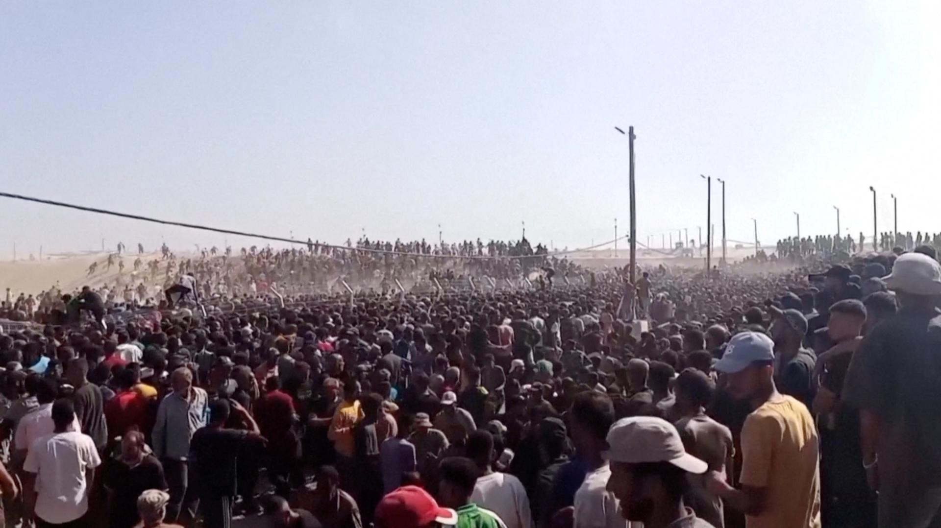 Apokalyptické scény v Gaze. Ľudia sa hrnuli za balíčkami pomoci, skončili však pod paľbou