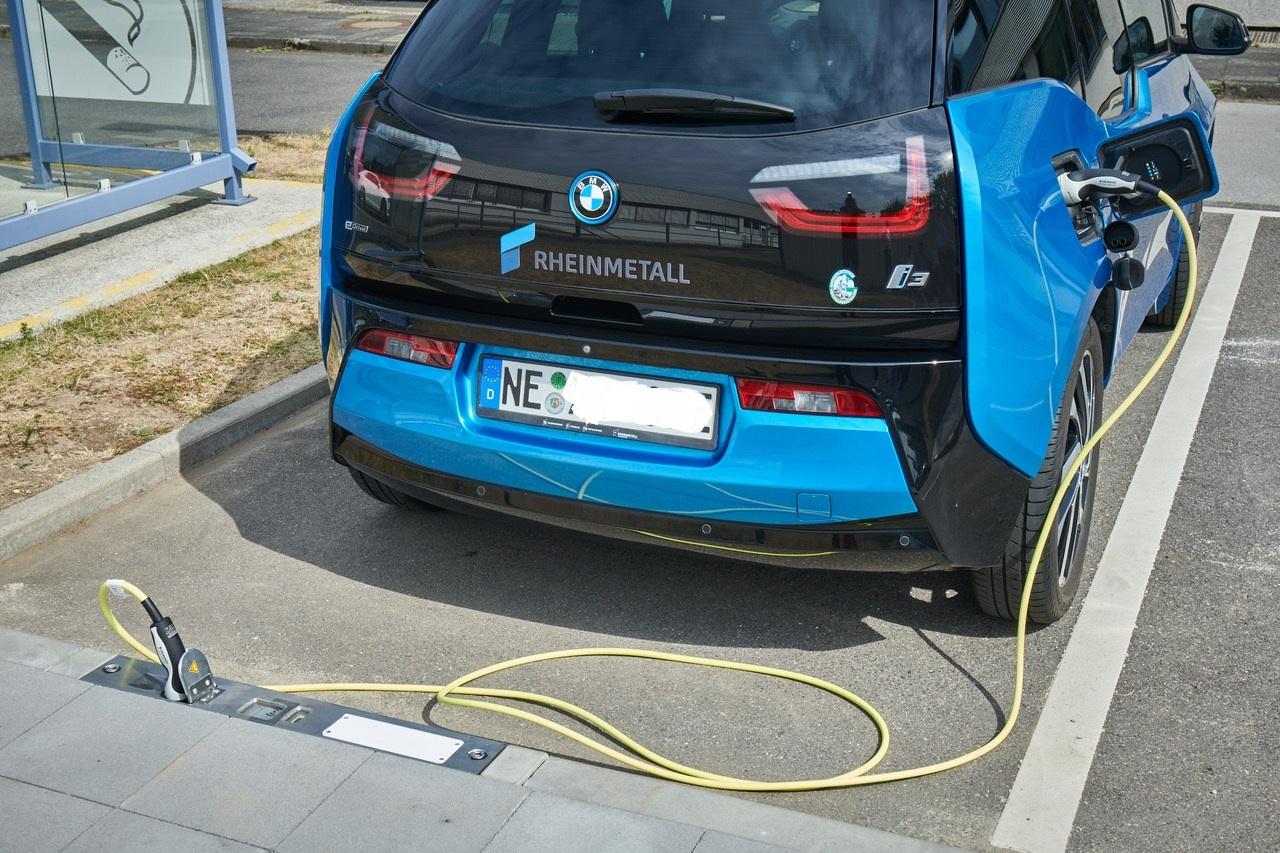 Elektromobily napájané z obrubníkov? Nápad z Nemecka mení ulice na nabíjacie stanice