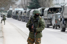 Ruský vojak na ukrajinskom pohraničí. FOTO: REUTERS