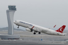 Lietadlo Airbus A321-200 spoločnosti Turkish Airlines vzlieta z nového letiska v Istanbule v Turecku 6. apríla 2019. FOTO: REUTERS