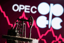 Na decembrovom stretnutí sa OPEC+ rozhodol počkať do konca roka 2026 s úplným zrušením kolektívneho zníženia ťažby o približne dva milióny barelov ropy denne. FOTO: Reuters
