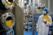 Technik v iránskom zariadení na konverziu uránu v Isfaháne, 3. februára 2007. FOTO: REUTERS