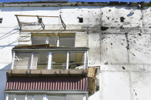 Zničená obytná budova po ukrajinskom dronovom útoku v Moskve. FOTO: TASR/AP